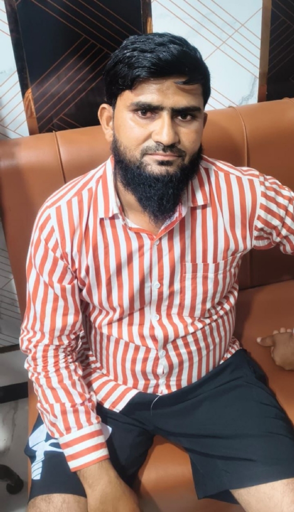 होटल में मुस्लिम युवक के साथ मिली युवती, मोबाइल में मिले अश्लील फोटो-वीडियो