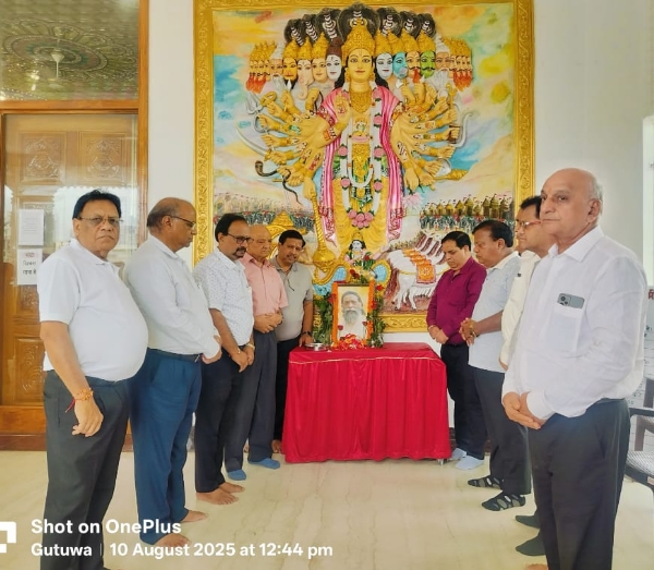 गुरुजी को श्रद्धांजलि देते ट्रस्ट के लोग