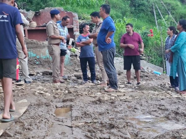 थलीसैंण में लापता मजदूरों का पता लगाने के लिए सर्च अभियान करती पुलिस व एसडीआरएफ