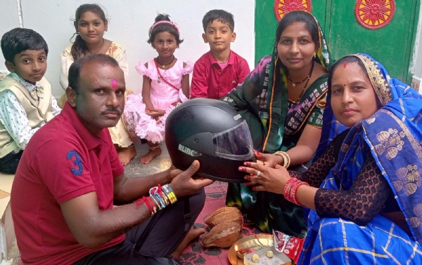 रक्षाबंधन पर भाई को हेलमेट गिफ्ट करती बहन