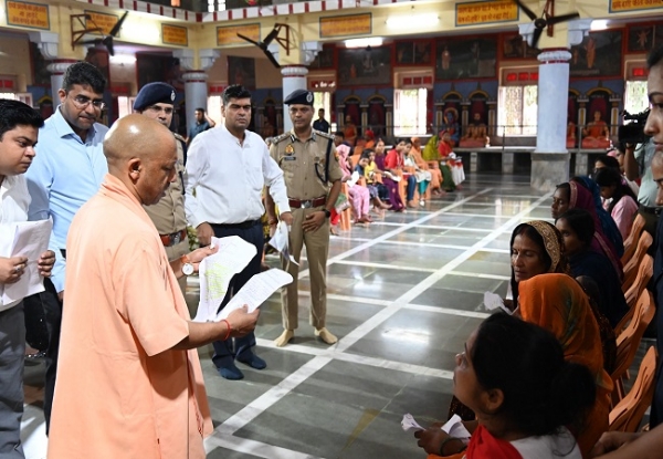 जनसमस्याओं को सुनते मुख्यमंत्री योगी