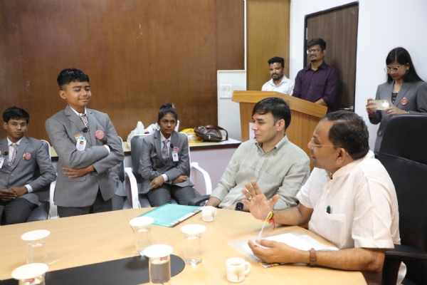इसरो के श्रीहरिकोटा स्थित सैटेलाइट लॉन्चिंग सेंटर के शैक्षणिक दौरे पर