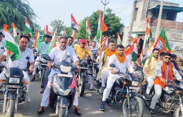सोनीपत:तिरंगा यात्राा निकाते हुए रुखाी में प्रदीप सांगवान
