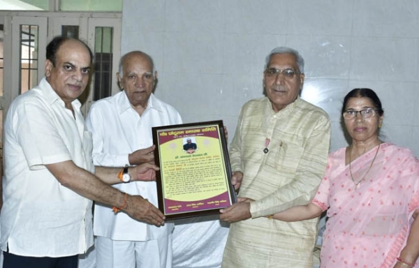 सोनीपत: छोटूराम स्मारक समिति की ओर से पद्मश्री संत राम व राजकला देशवाल का अभनंदन करते हुए