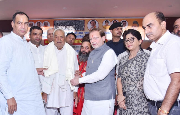 सोनीपत: मंत्री डॉ अरविंद शर्मा  व भाजपा प्रदेशाध्यक्ष मोहन लाल बड़ौली विभीषिका  झेलने वालों को सम्मानित करते