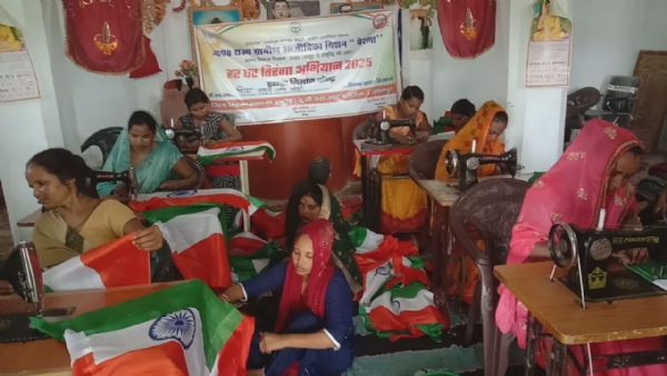तिरंगा बनाने में जुटी समूह की महिलाएं