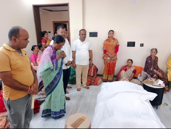 शोक व्यक्त करती सांसद जोबा मांझी