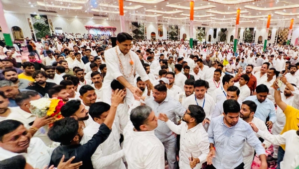गुरुग्राम में यूथ कांग्रेस के शपथ ग्रहण समारोह में सांसद दीपेंद्र हुड्डा को कंधों पर उठाकर ले जाते कार्यकर्ता।