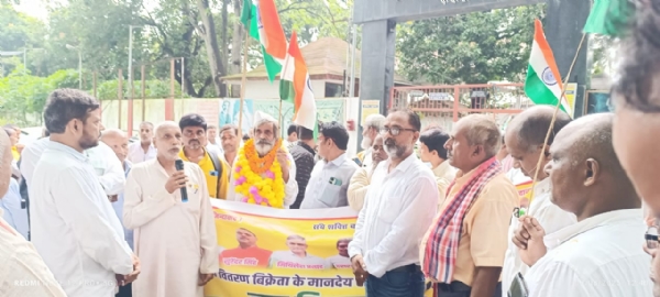 पदयात्रा पर निकले जनवितरण डीलर संघ अध्यक्ष अंबिका यादव का लौरिया में भव्य स्वागत, 30 हजार मासिक मानदेय की मांग