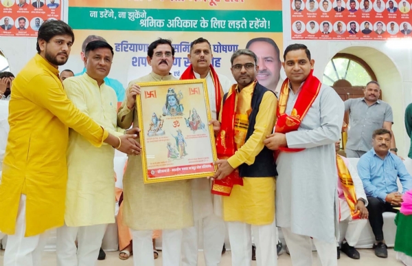 गुरुग्राम में भारतीय जनता मजदूर सेल के प्रदेश अध्यक्ष नियुक्त होने पर वरिष्ठ नेताओं को स्मृति चिन्ह देते प्रदेश अध्यक्ष अमित शर्मा।