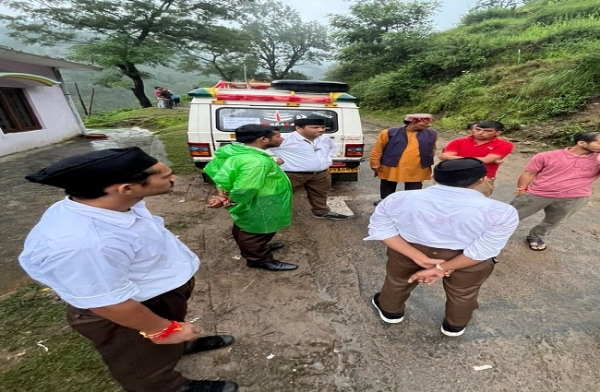 धराली के पास संघ के स्वयंसेवक लोगों की सहायतार्थ