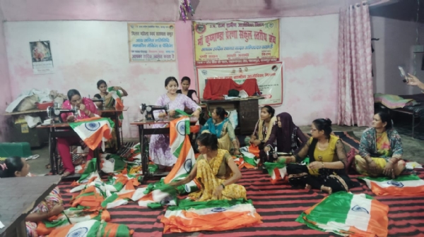 तिरंगा तैयार करतीं महिलाओं का छाया चित्र