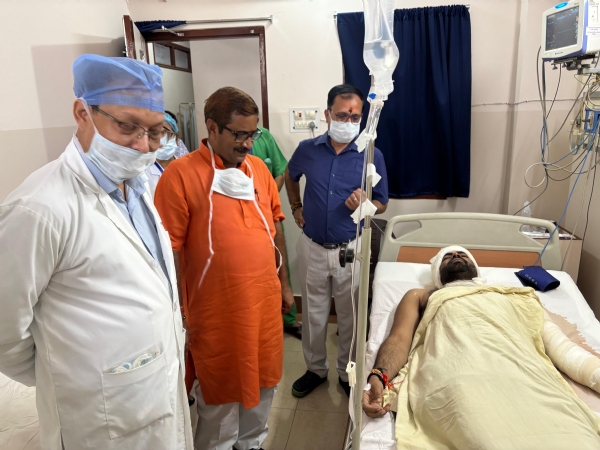 झुलसे लोगों का हाल जानते विधायक नीलकंठ तिवारी
