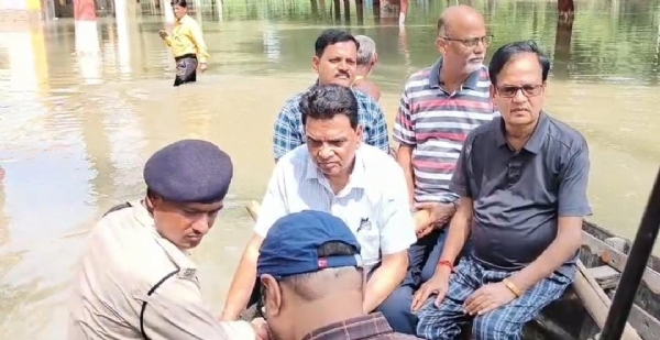 जायजा लेते कुलपति और प्रतिकुलपति