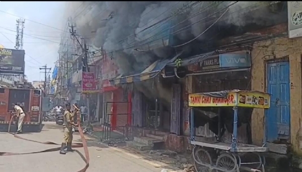 आग बुझाते