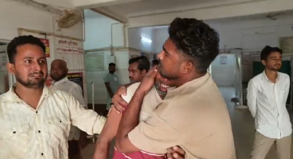 रोते बिलखते परिजनों की फोटो