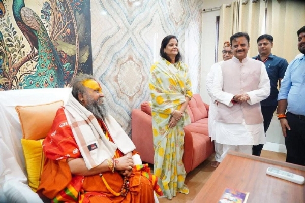 मप्रः उप मुख्यमंत्री शुक्ल ने मलूकपीठाधीश्वर राजेन्द्रदास महाराज का लिया आशीर्वाद