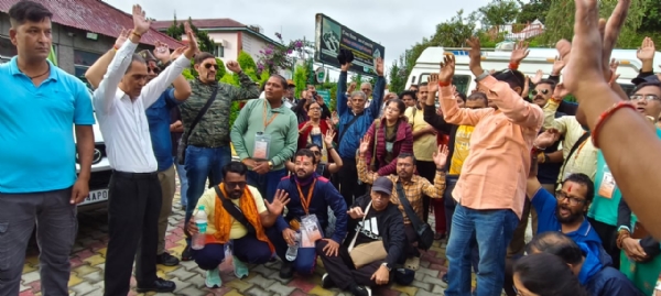 कैलाश मानसरोवर  यात्रियों का दल।
