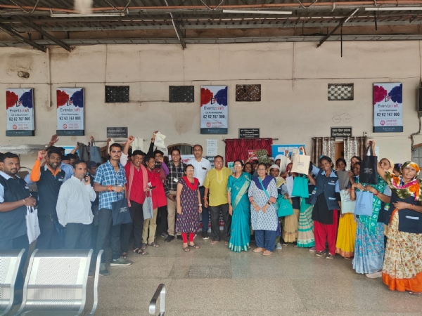 शुभांगी आपटे के द्वारा कपड़े की थैली रायपुर स्टेशन के सहायक एवं सफाई कर्मियों को वितरण की गई
