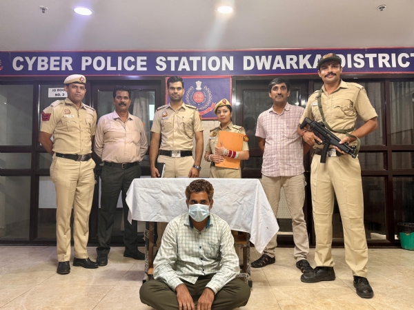 ठगी के मामले में  द्वारका पुलिस  द्वारा पकड़े गए आरोपित की फोटो