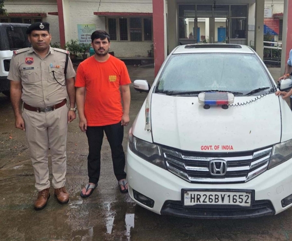 गुरुग्राम पुलिस की गिरफ्त में फर्जी आईएएस व उससे बरामद गाड़ी।