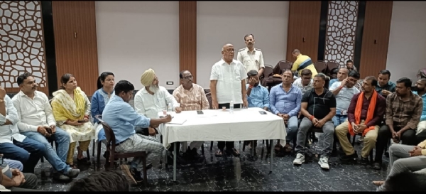 बैठक करते विधायक सरयू राय