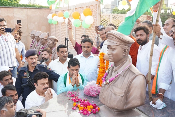 गुरुग्राम में तिरंगा यात्रा के दौरान रेजांग ला चौक पर शहीद को नमन करते मंत्री राव नरबीर सिंह।