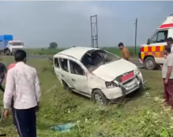शिवपुरी और गुना जिले के बॉर्डर पर दुर्घटनाग्रस्त हुई कार