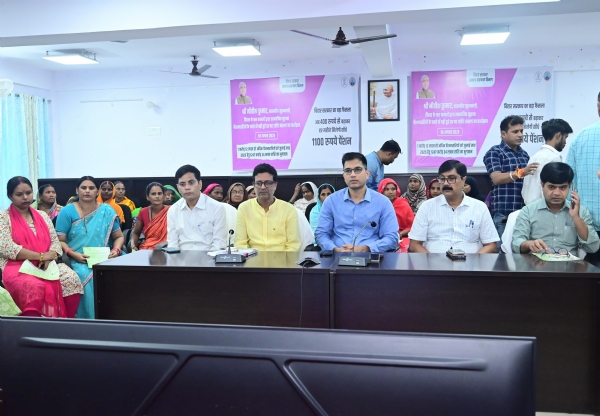 लाइव प्रसारण में भाग डीएम व अन्य अधिकारी