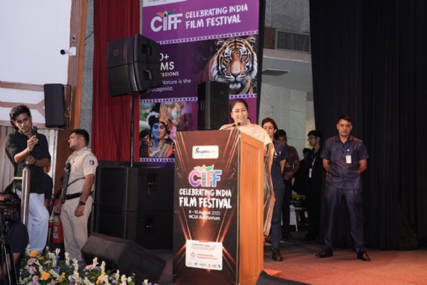 सेलिब्रेटिंग इंडिया फिल्म फेस्टिवल  के समापन समारोह को संबोधित करतीं मुख्यमंत्री रेखा गुप्ता
