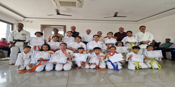 कराटे चैंपियन को बेल्ट, प्रमाण पत्र और मेडल देकर किया सम्मानित