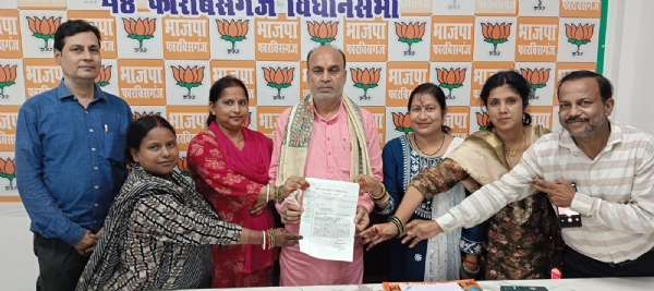 अररिया फोटो: फारबिसगंज विधायक को जीयापन सौंपते पर्यवेक्षिका