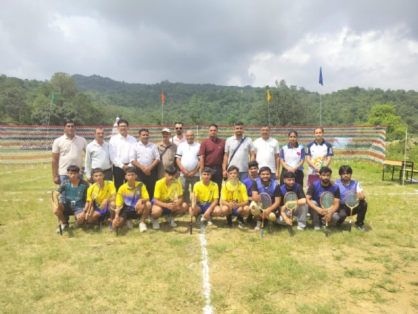 राज्य स्तरीय बैडमिंटन प्रतियोगिता के दौरान खिलाड़ी।