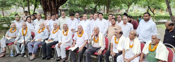 विभाजन के प्रत्यक्षदर्शियों को सम्मानित करते हुए विधायक मूलचंद शर्मा