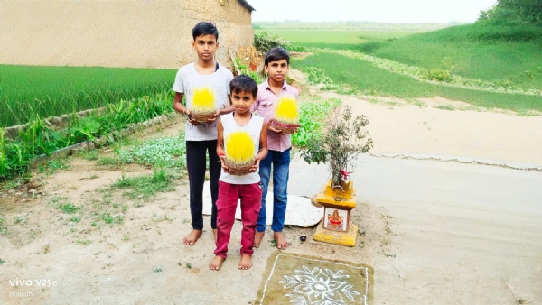कजलियों काे बच्चे लेकर जाते