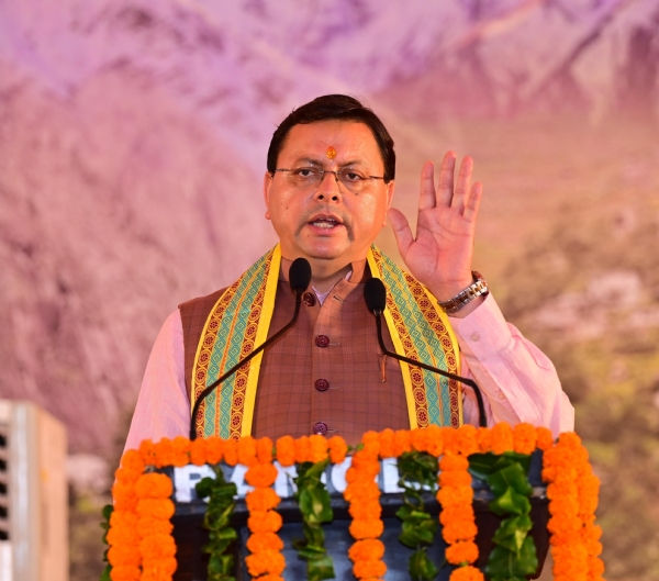 मुख्यमंत्री पुष्कर सिंह धामी संस्कृत ग्रामों के शुभारंभ के मौके पर कार्यक्रम को संबोधित करते ।