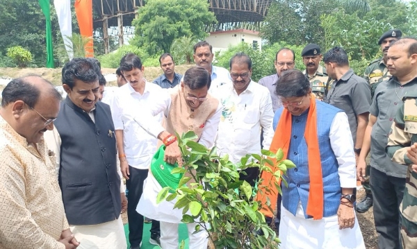 इंदौर में एक बगिया मां के नाम अभियान अंतर्गत आयोजित पौधरोपण कार्यक्रम