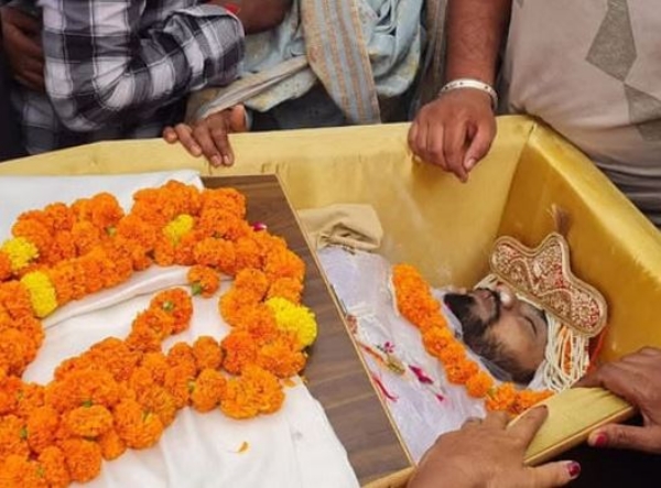 शहीद हरमिंद्र सिंह काे अंतिम यात्रा से पहले सेहरा बांधते परिजन