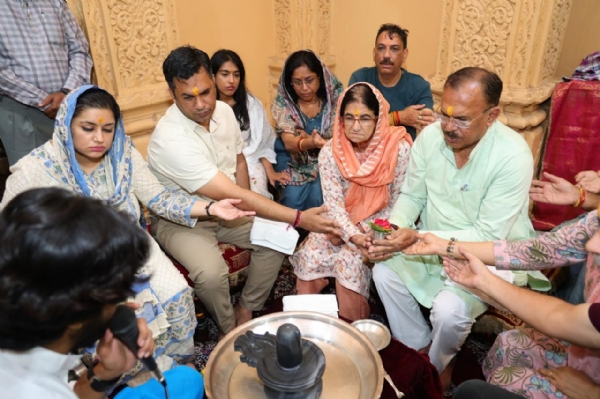 सोमनाथ मंदिर में अभिषेक करते हुए विधानसभा अध्यक्ष देवनानी।