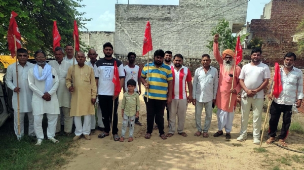 किराड़ा में बैठक करते हुए किसान सभा के सदस्य।