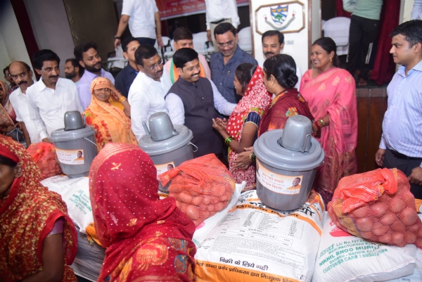 बाढ़ प्रभावित लोगों में राशन किट वितरित करते हुए उप्र सरकार के कैबिनेट मंत्री नन्द गोपाल गुप्ता एवं प्रयागराज के जिलाधिकारी मनीष वर्मा समेत अन्य का छाया चित्र