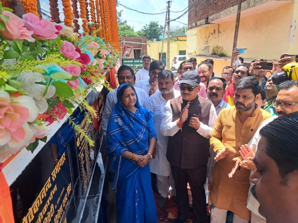 स्वामी विवेकानंद जी सभागार का लोकार्पण करते हुए राज्य सभा सांसद सीमा द्विवेदी जिलाधिकारी डॉ दिनेश चंद्र सिंह
