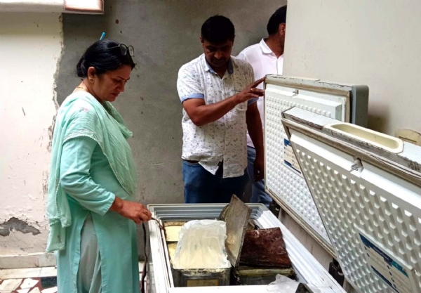 नकली मावा की जांच करते सीएम फ्लाइंग टीम।