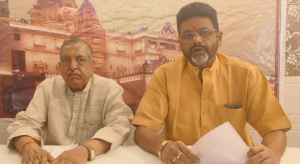 मीडिया से बातचीत करते हुए जन्मभूमि संस्थान के सचिव कपिल शर्मा