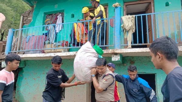 सैंजी गांव में आपदा प्रवाहित लोगों की मदद करते पौड़ी पुलिस