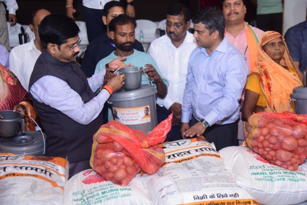बाढ़ प्रभावित लोगों में राशन किट वितरित करते हुए उप्र सरकार के कैबिनेट मंत्री नन्द गोपाल गुप्ता एवं प्रयागराज के जिलाधिकारी मनीष वर्मा समेत अन्य का छाया चित्र