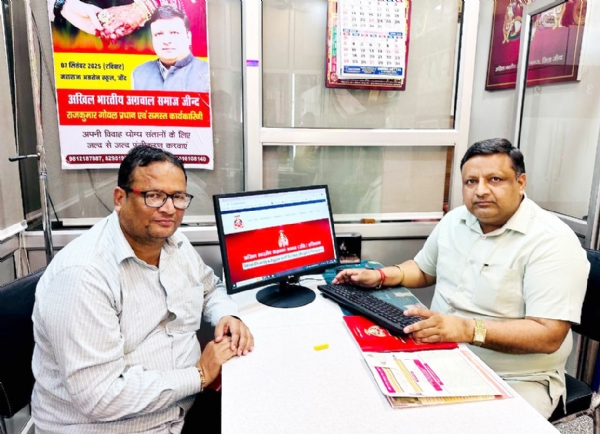 ऑनलाइन रजिस्ट्रेशन की सुविधा दिखाते प्रधान राजकुमार गोयल।