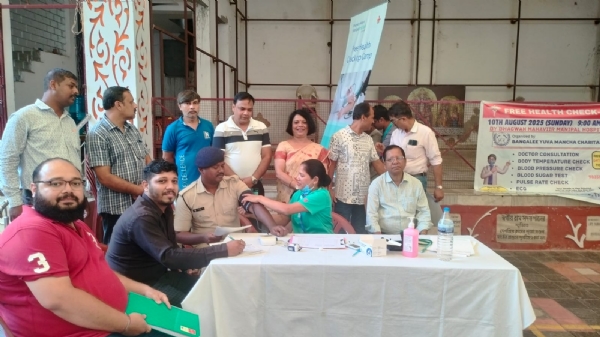 शिविर में जांच करते डॉक्टर समेत अन्य