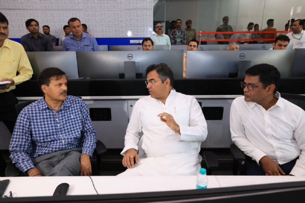 नई दिल्ली नगरपालिका परिषद के कंट्रोल एंड कमांड सेंटर का सोमवार को निरीक्षण करते लोक निर्माण विभाग के मंत्री प्रवेश साहिब सिंह वर्मा