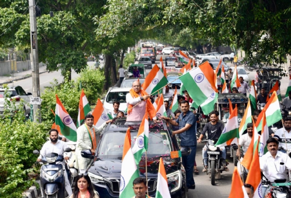 रोहिणी में तिरंगा यात्रा का नेतृत्व करते विधानसभा अध्यक्ष विजेंद्र गुप्ता